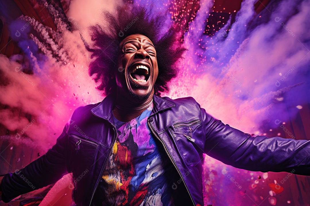 Homem jovem feliz cem uma balada sobre fundo desfocado