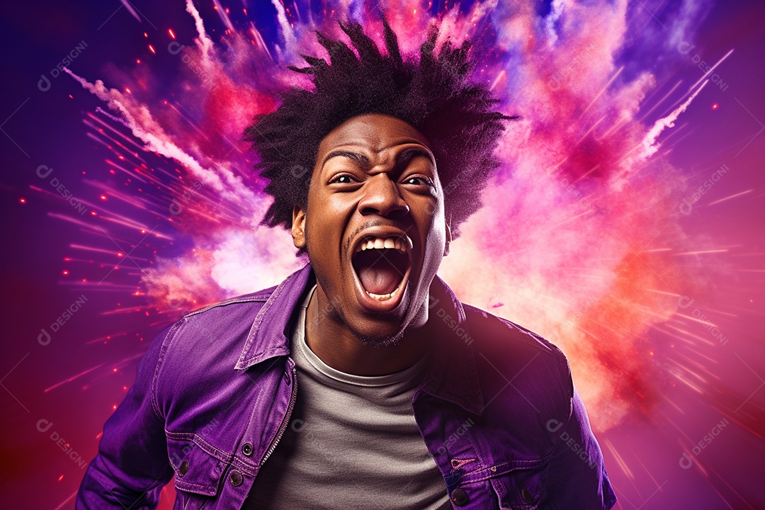 Homem jovem feliz cem uma balada sobre fundo desfocado