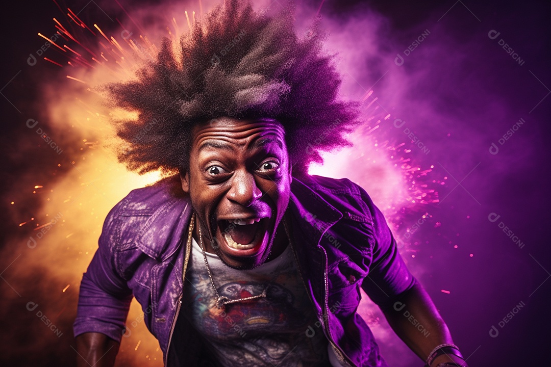 Homem jovem feliz cem uma balada sobre fundo desfocado