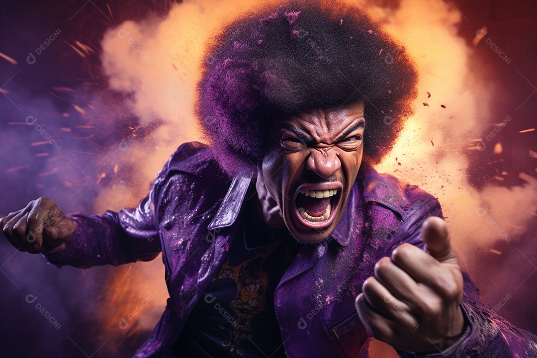 Homem jovem feliz em uma balada sobre fundo desfocado