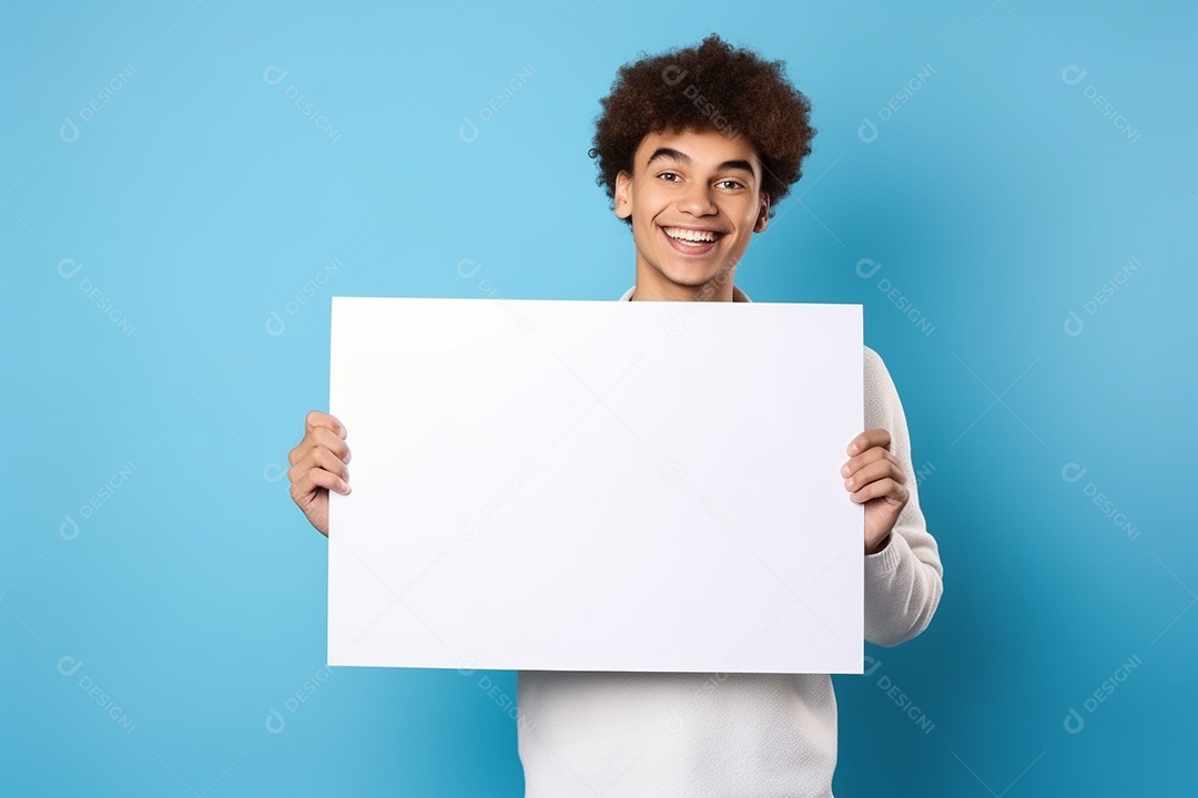 Jovem falando no ouvido enquanto segura um quadro branco em branco, sobre fundo amarelo feliz