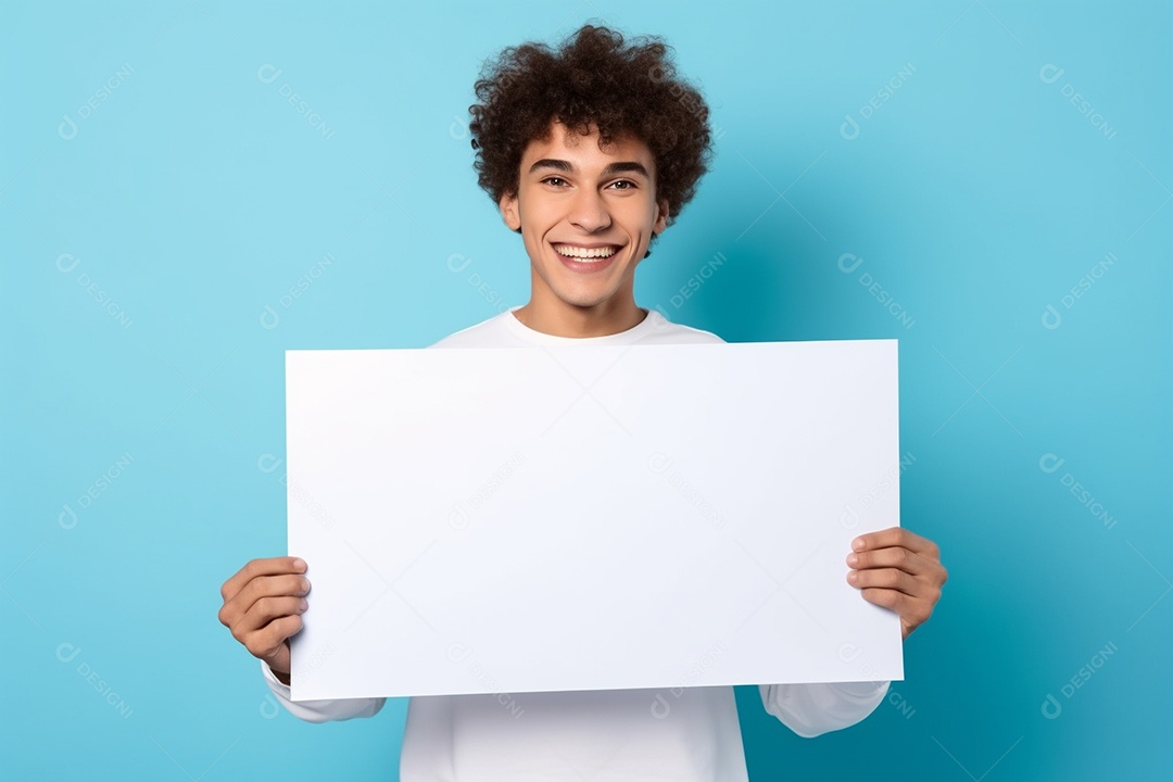 Jovem falando no ouvido enquanto segura um quadro branco em branco, sobre fundo amarelo feliz