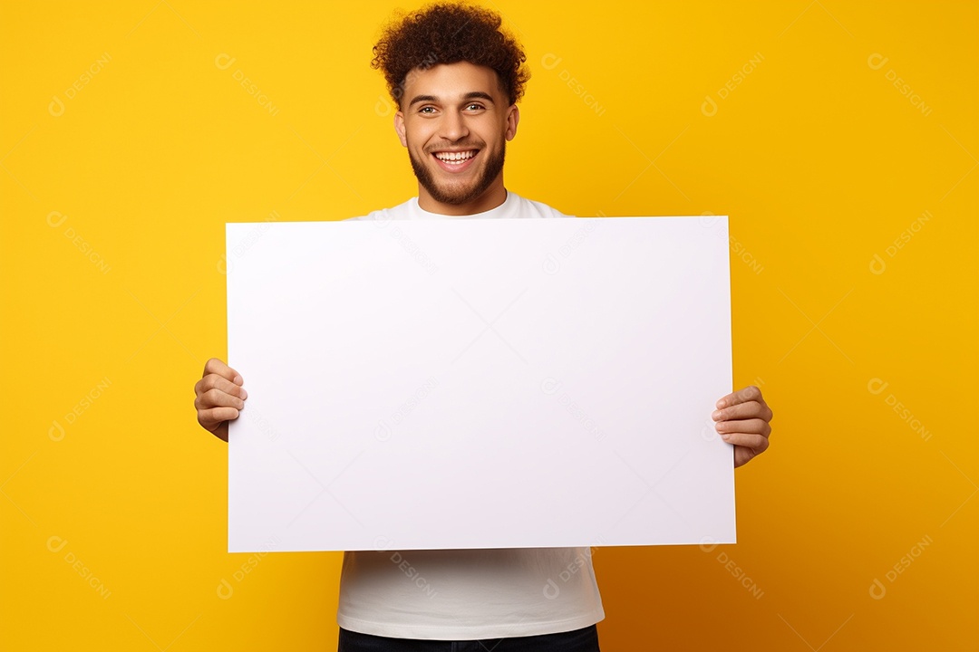 Jovem falando no ouvido enquanto segura um quadro branco em branco, sobre fundo amarelo feliz