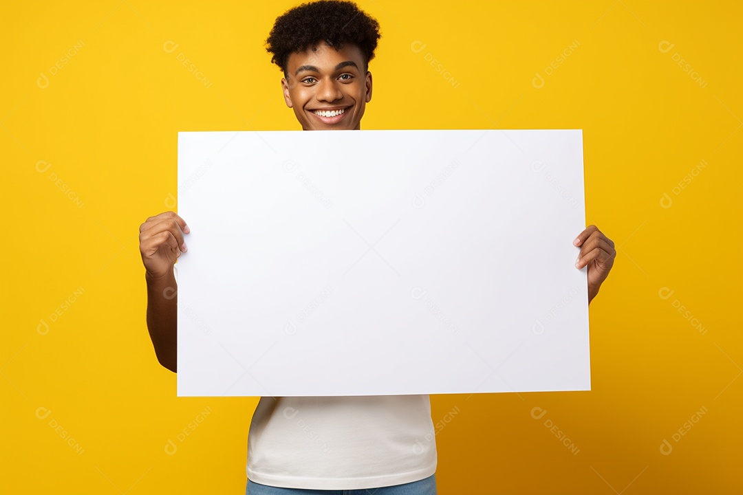 Jovem falando no ouvido enquanto segura um quadro branco em branco, sobre fundo amarelo feliz
