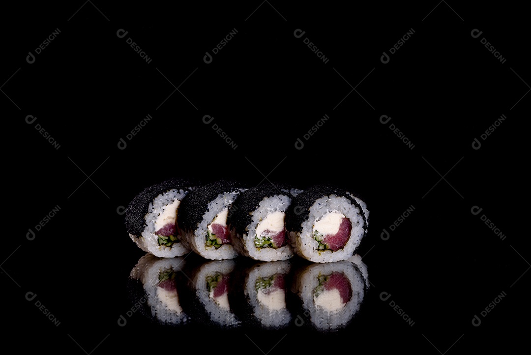 Rolos de sushi lindos e deliciosos frescos em um fundo escuro. Elementos da culinária japonesa