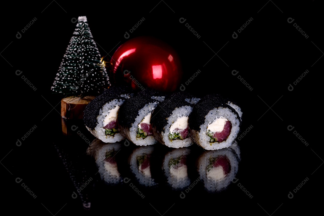 Rolos de sushi lindos e deliciosos frescos em um fundo escuro. Elementos da culinária japonesa