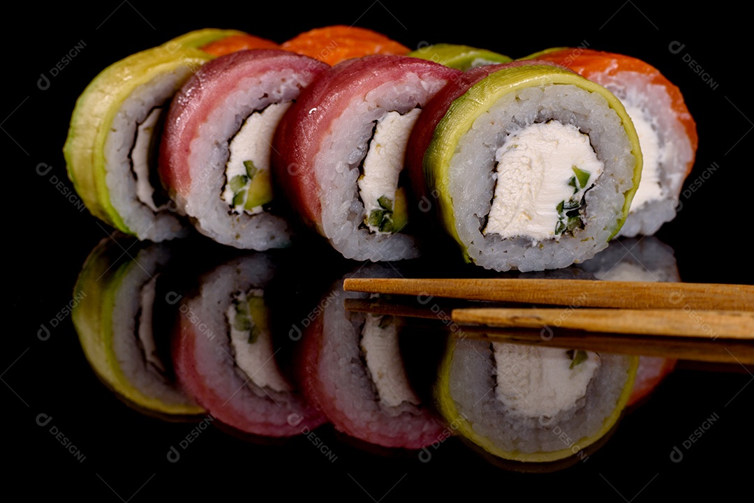 Rolos de sushi lindos e deliciosos frescos em um fundo escuro. Elementos da culinária japonesa