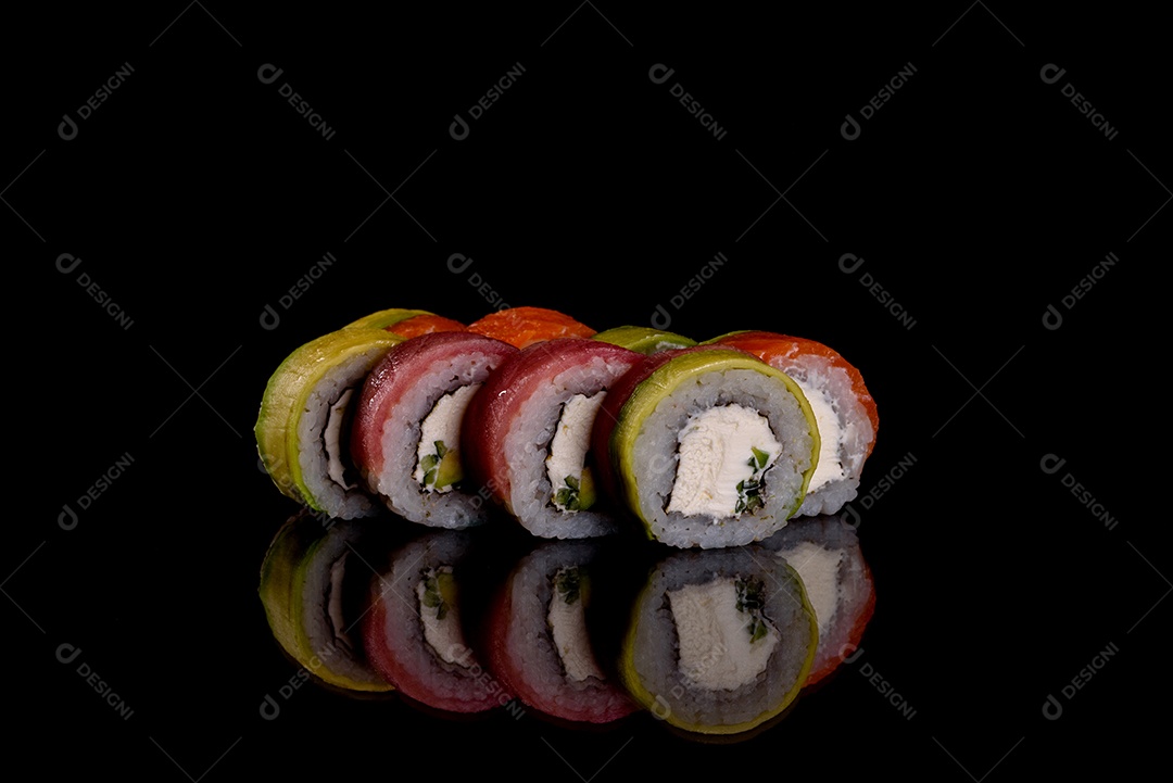 Rolos de sushi lindos e deliciosos frescos em um fundo escuro. Elementos da culinária japonesa