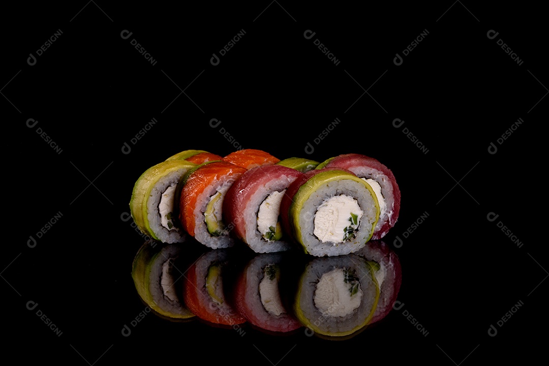 Rolos de sushi lindos e deliciosos frescos em um fundo escuro. Elementos da culinária japonesa