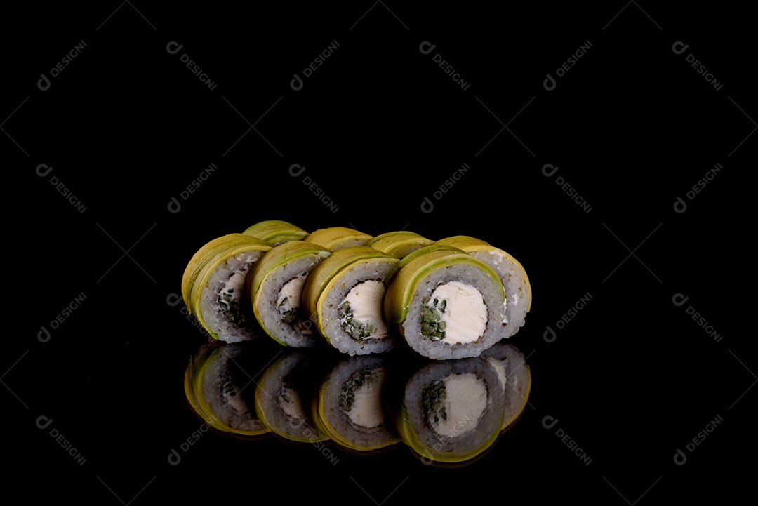 Rolos de sushi lindos e deliciosos frescos em um fundo escuro. Elementos da culinária japonesa