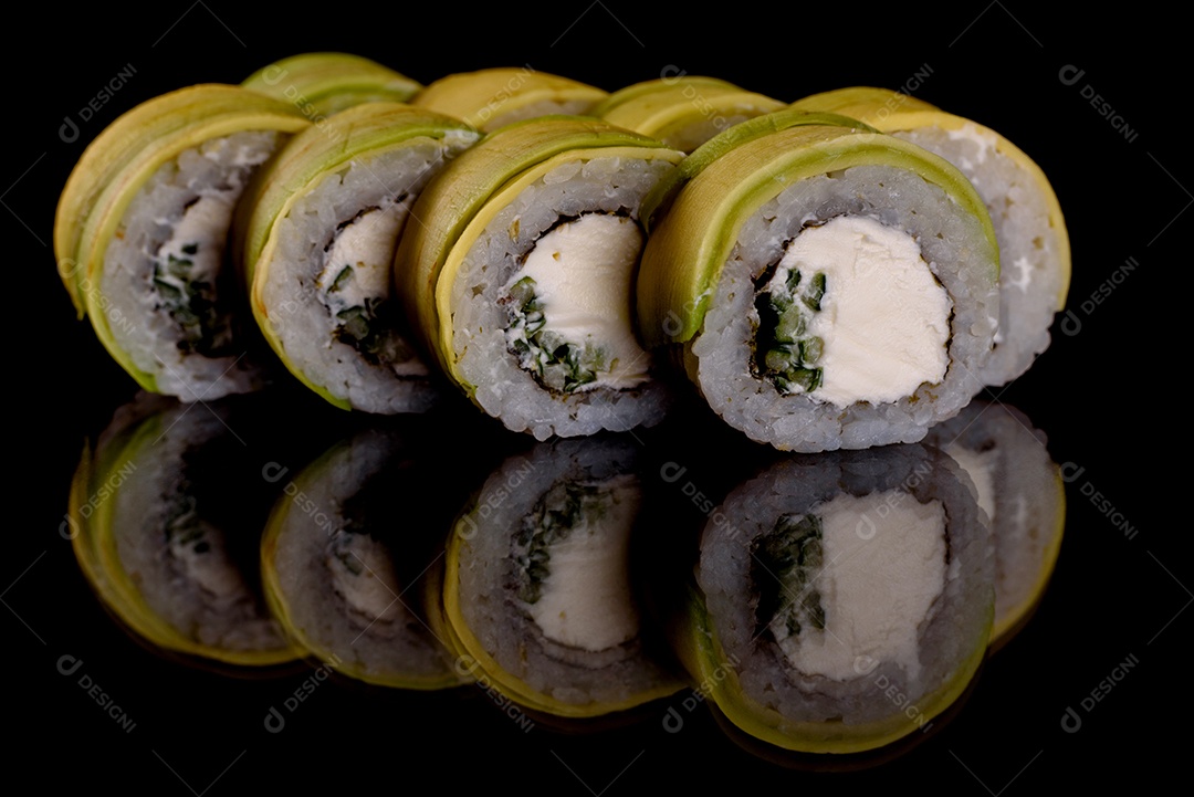 Rolos de sushi lindos e deliciosos frescos em um fundo escuro. Elementos da culinária japonesa