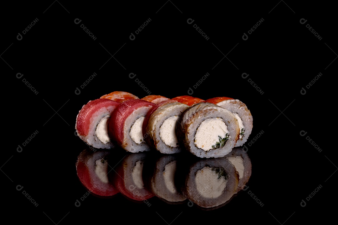 Rolos de sushi lindos e deliciosos frescos em um fundo escuro. Elementos da culinária japonesa