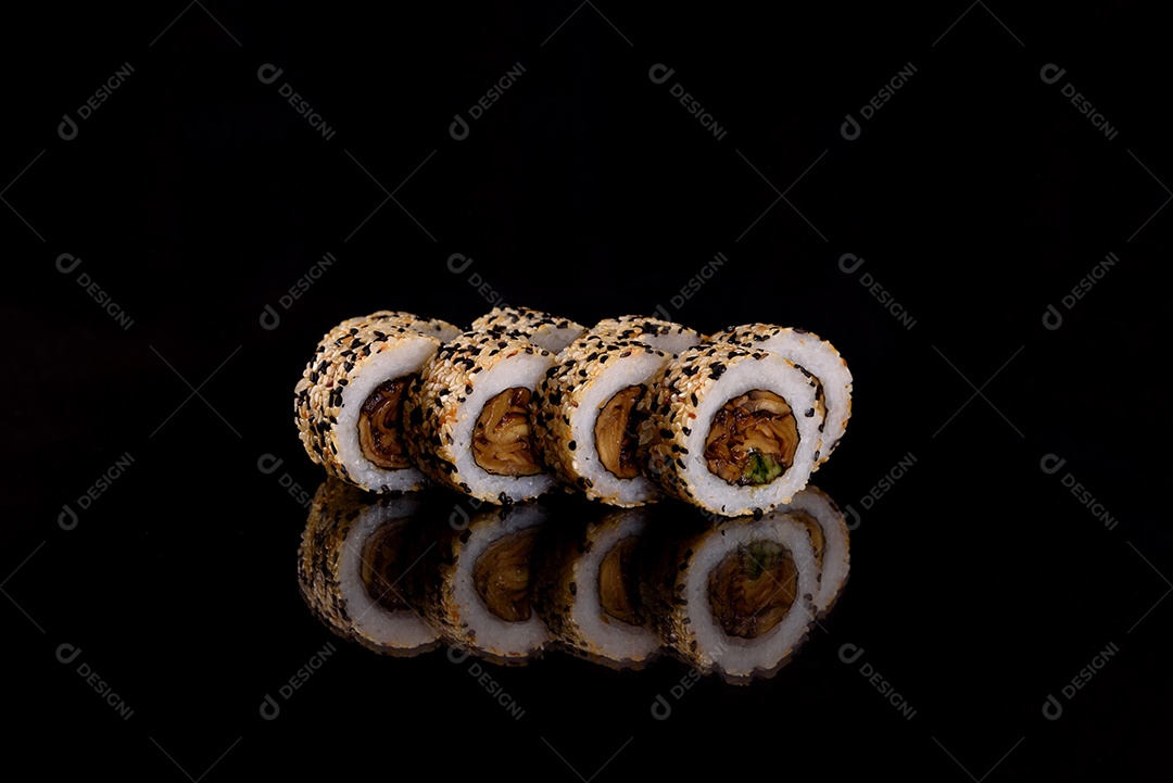 Rolos de sushi lindos e deliciosos frescos em um fundo escuro. Elementos da culinária japonesa