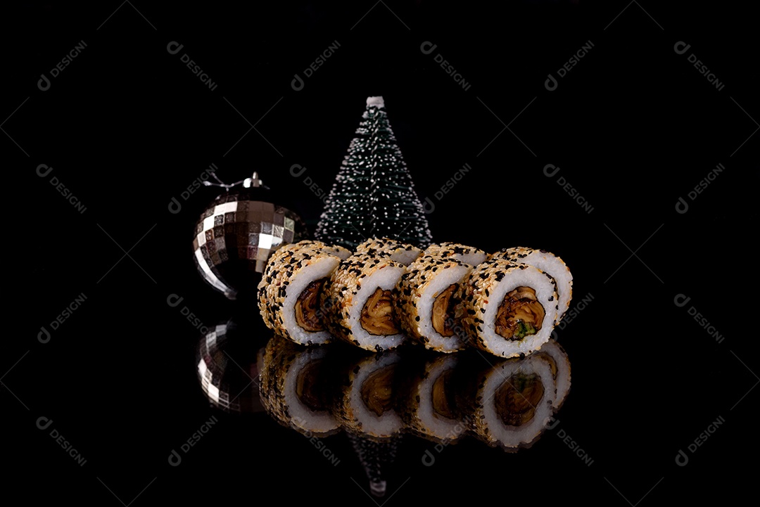 Rolos de sushi lindos e deliciosos frescos em um fundo escuro. Elementos da culinária japonesa