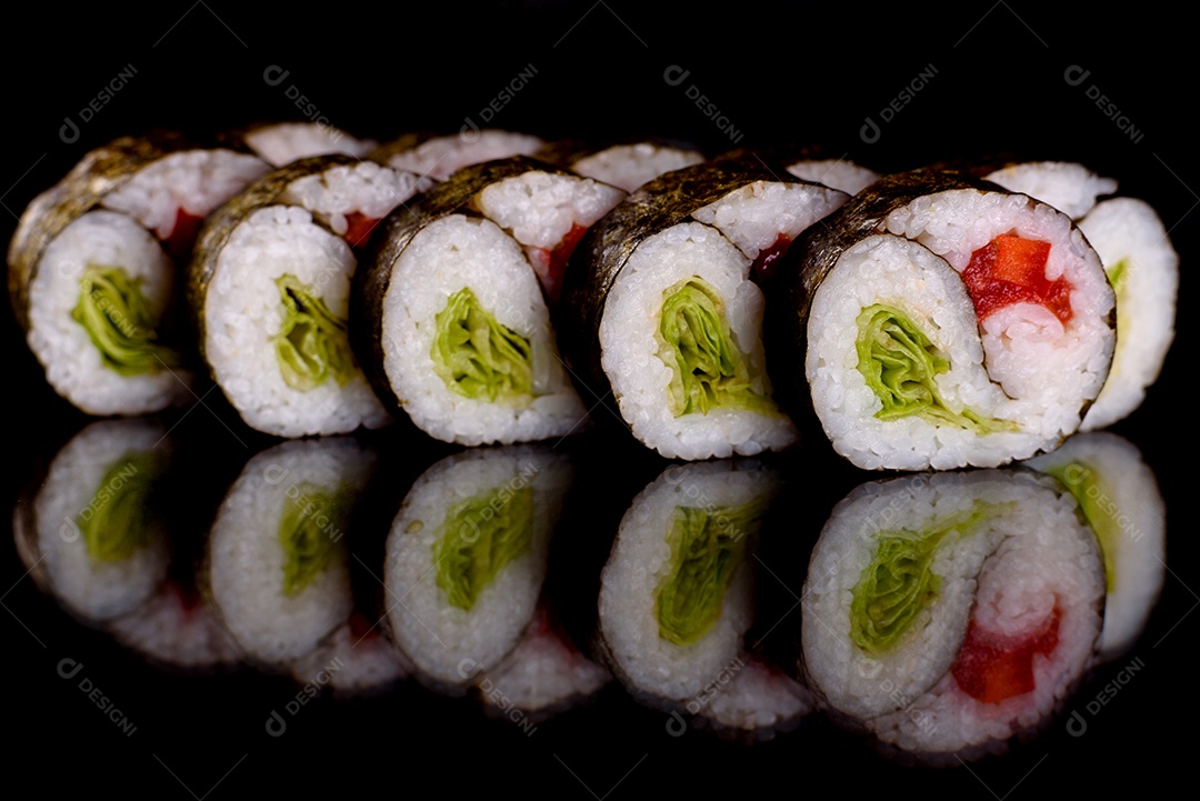 Rolos de sushi lindos e deliciosos frescos em um fundo escuro. Elementos da culinária japonesa