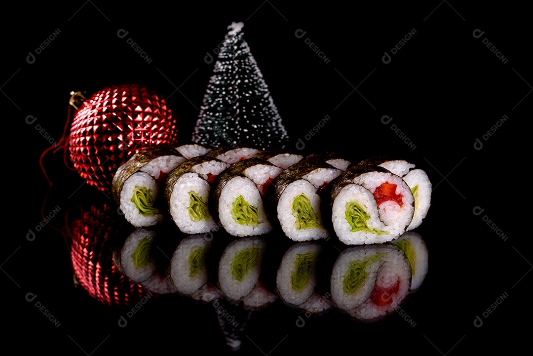 Rolos de sushi lindos e deliciosos frescos em um fundo escuro. Elementos da culinária japonesa