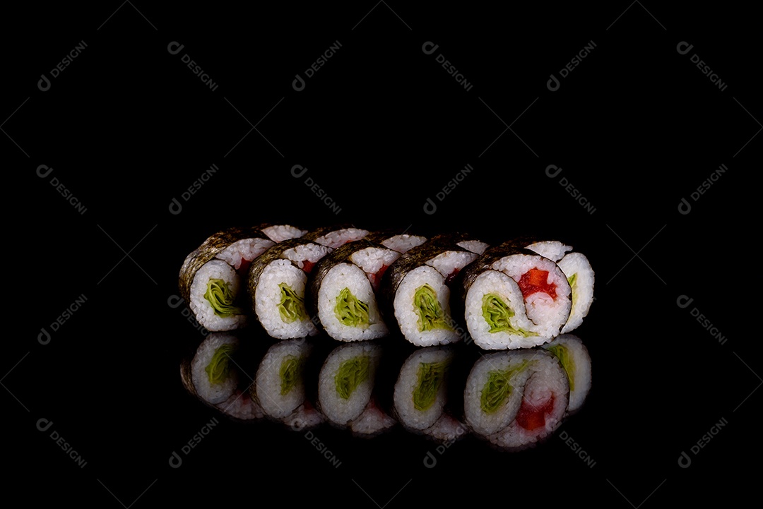 Rolos de sushi lindos e deliciosos frescos em um fundo escuro. Elementos da culinária japonesa