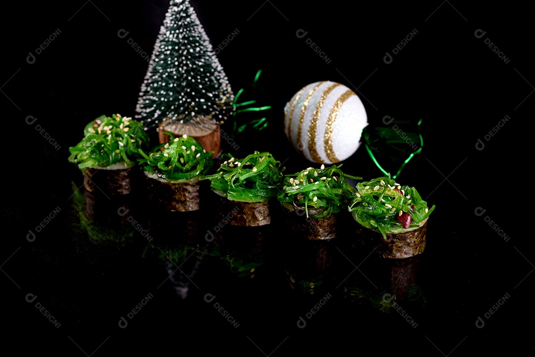 Rolos de sushi lindos e deliciosos frescos em um fundo escuro. Elementos da culinária japonesa