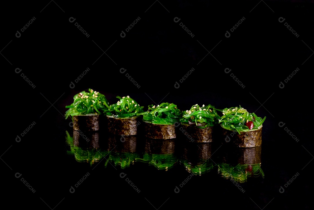 Rolos de sushi lindos e deliciosos frescos em um fundo escuro. Elementos da culinária japonesa