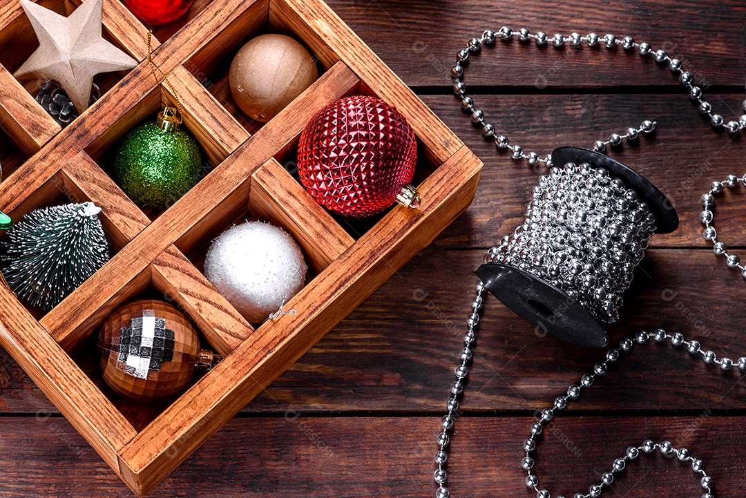 Brinquedos de Natal e decorações em uma linda caixa de madeira sobre uma mesa de madeira. Decoração de árvore de Natal, preparação para o feriado