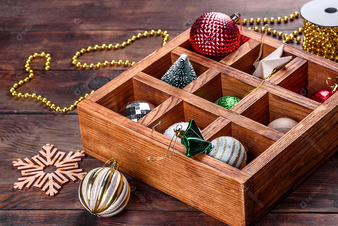 Brinquedos de Natal e decorações em uma linda caixa de madeira sobre uma mesa de madeira. Decoração de árvore de Natal, preparação para o feriado