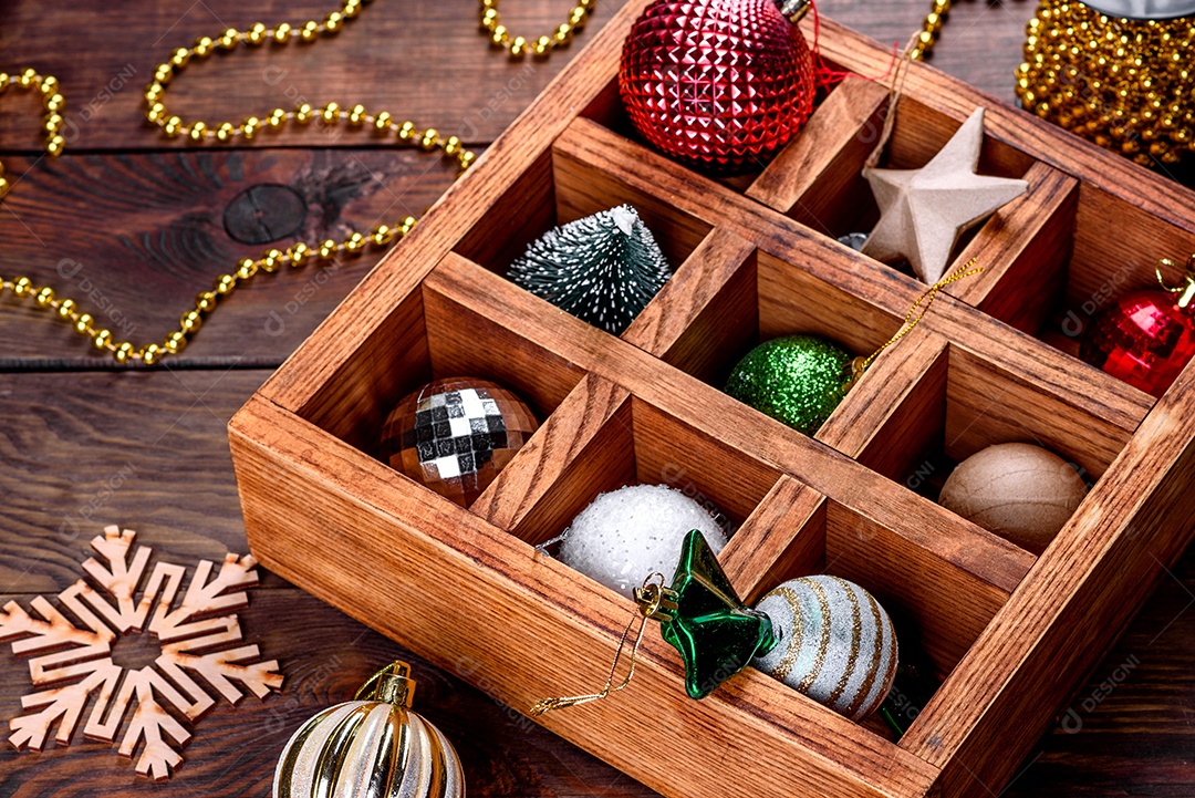 Brinquedos de Natal e decorações em uma linda caixa de madeira sobre uma mesa de madeira. Decoração de árvore de Natal, preparação para o feriado