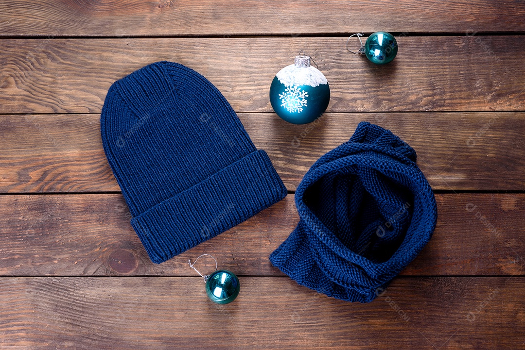 Lindas coisas de malha de lã, chapéu e laço. presentes de Natal