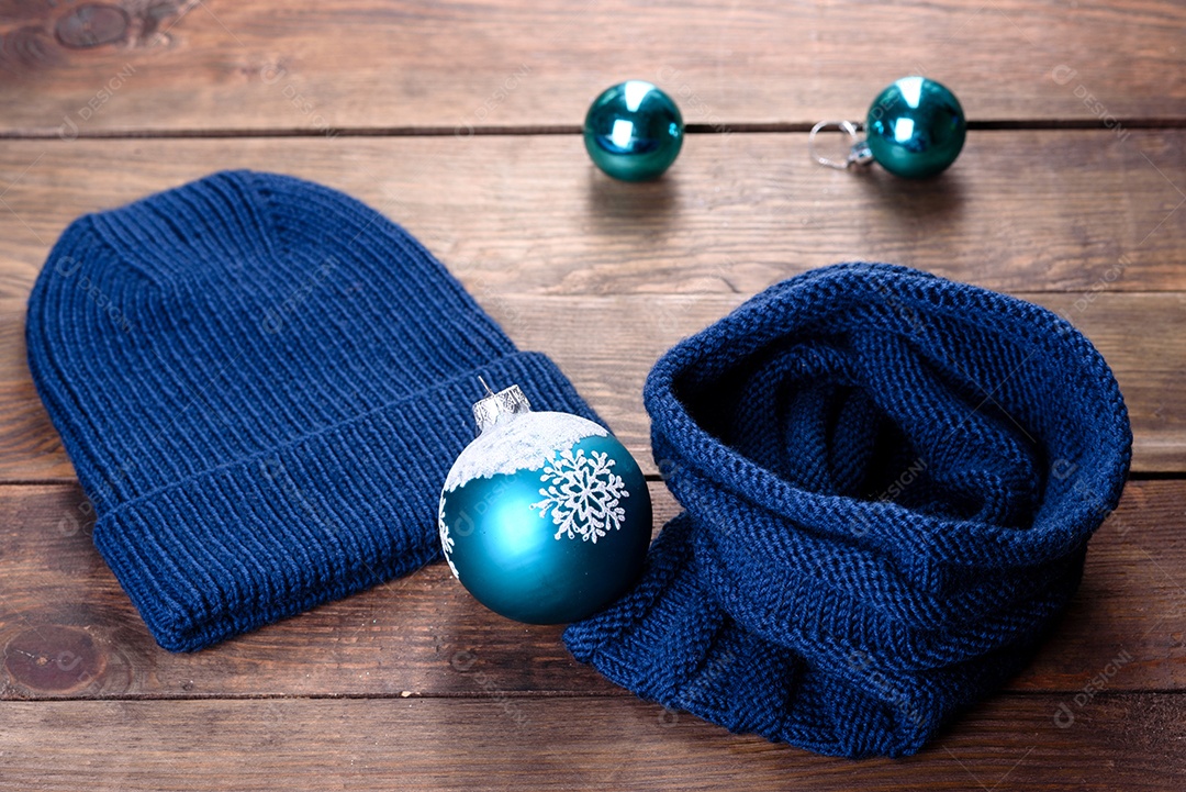 Lindas coisas de malha de lã, chapéu e laço. presentes de Natal
