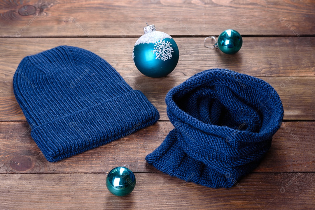 Lindas coisas de malha de lã, chapéu e laço. presentes de Natal