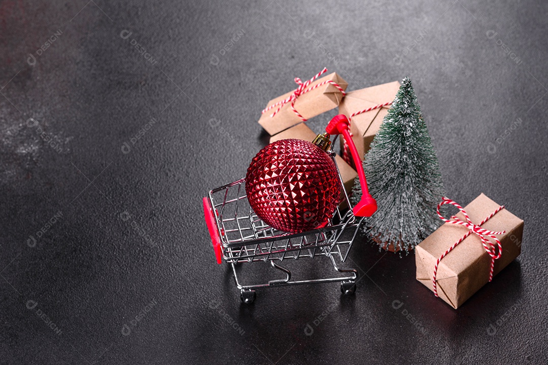 Carrinho de compras com presentes e presentes de Natal.