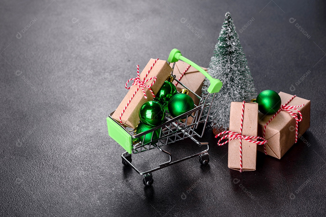 Carrinho de compras com presentes e presentes de Natal.