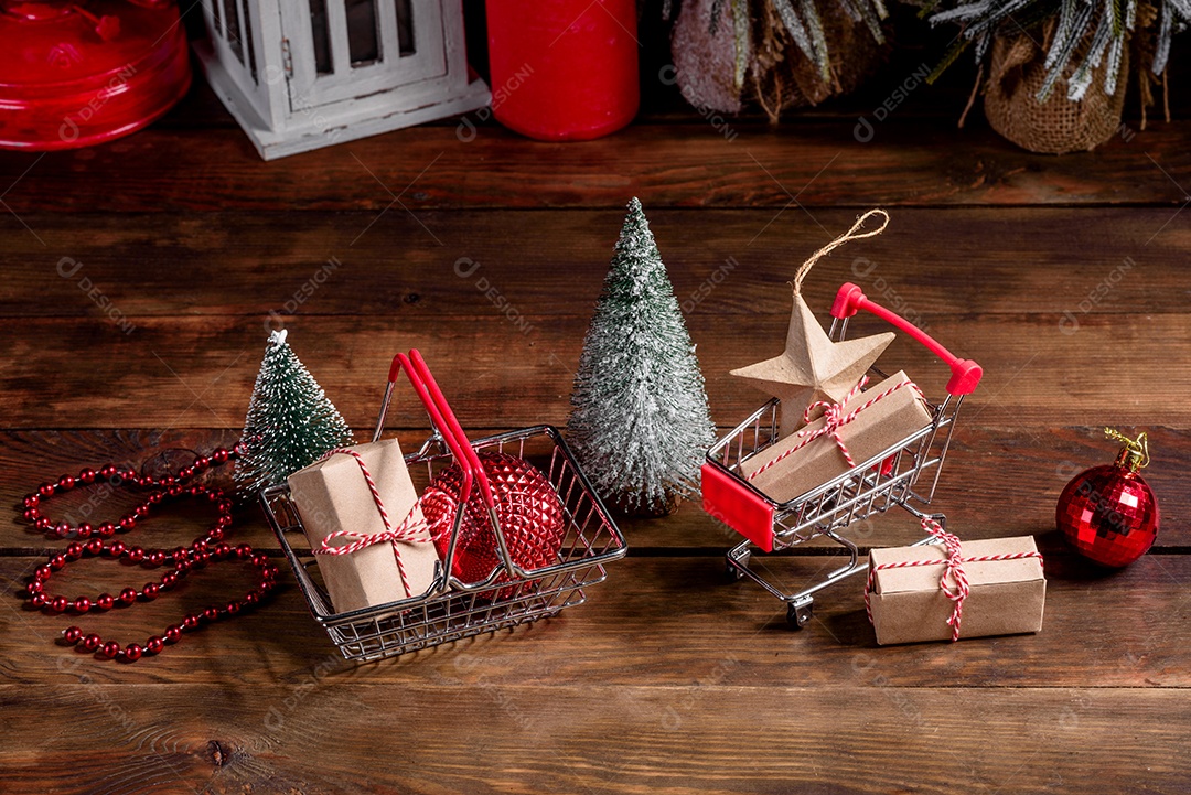 Carrinho de compras com presentes e presentes de Natal.