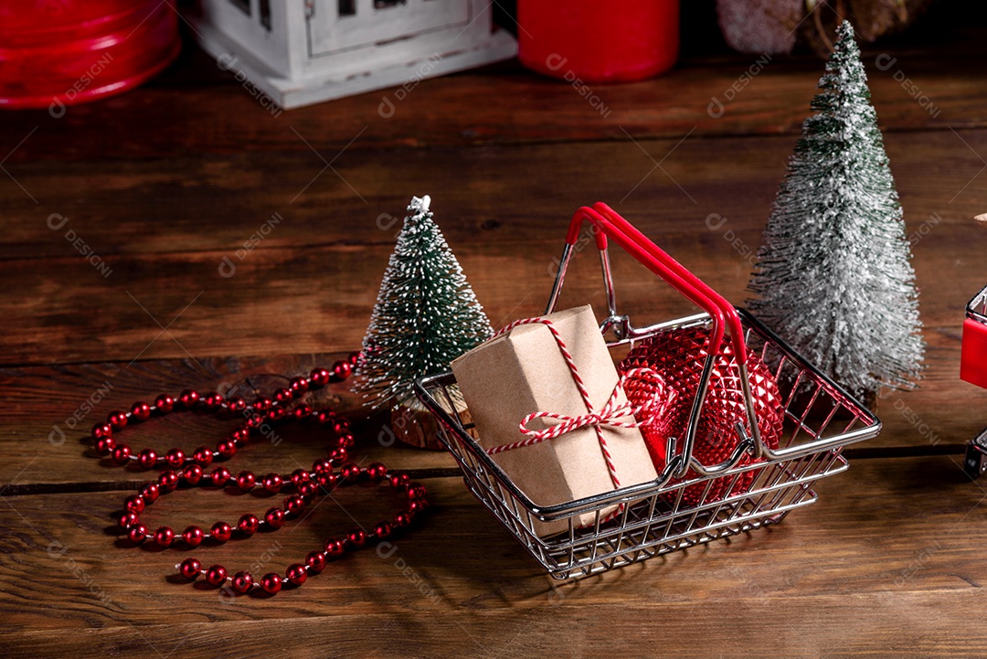 Carrinho de compras com presentes e presentes de Natal.
