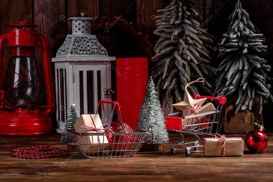 Carrinho de compras com presentes e presentes de Natal.