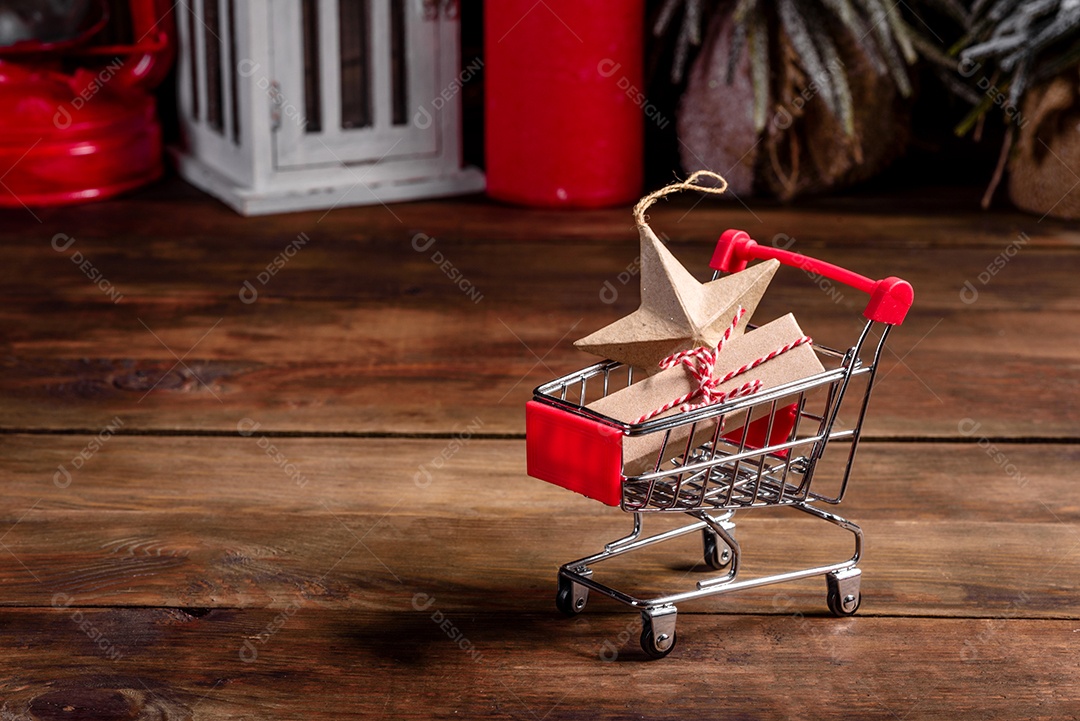 Carrinho de compras com presentes e presentes de Natal.