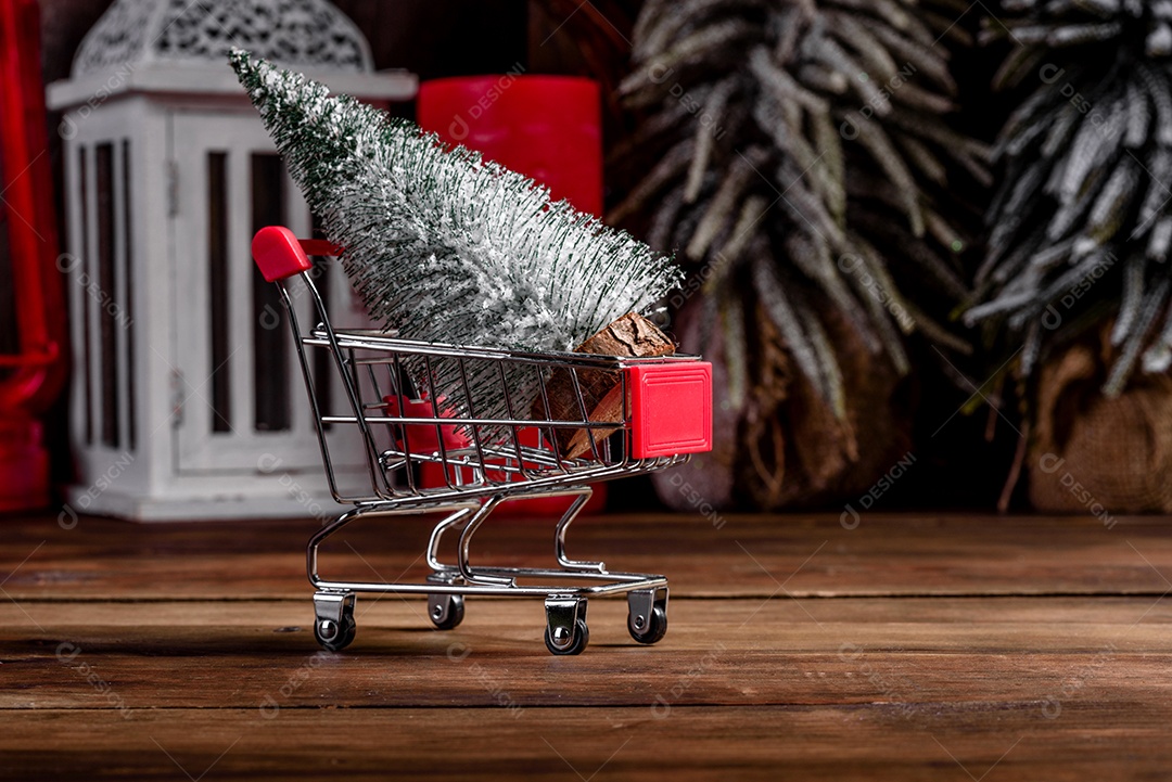 Carrinho de compras com presentes e presentes de Natal.