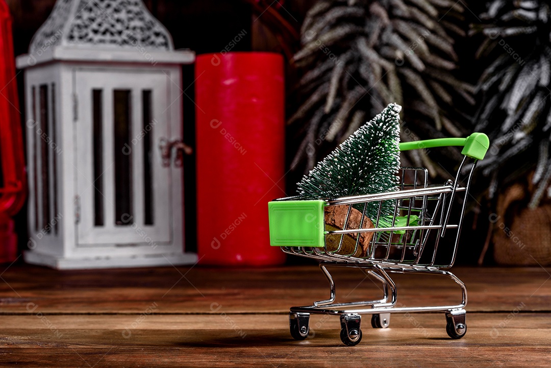 Carrinho de compras com presentes e presentes de Natal.