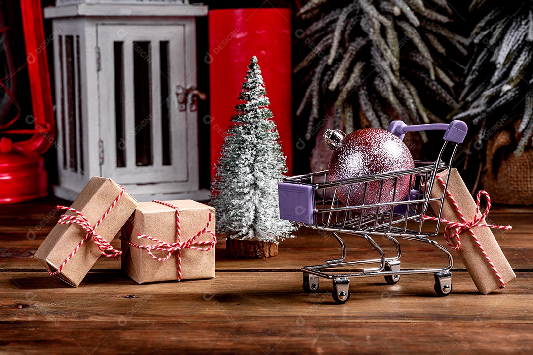 Carrinho de compras com presentes e presentes de Natal.