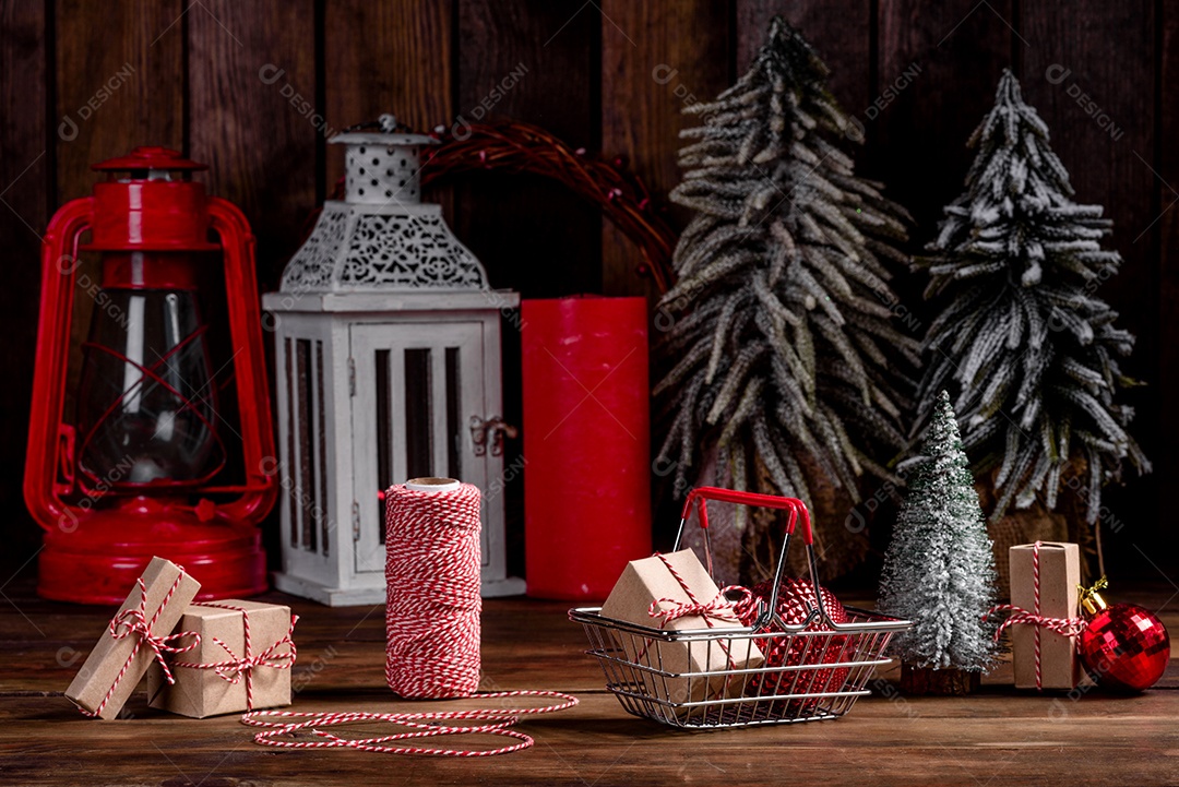 Carrinho de compras com presentes e presentes de Natal.