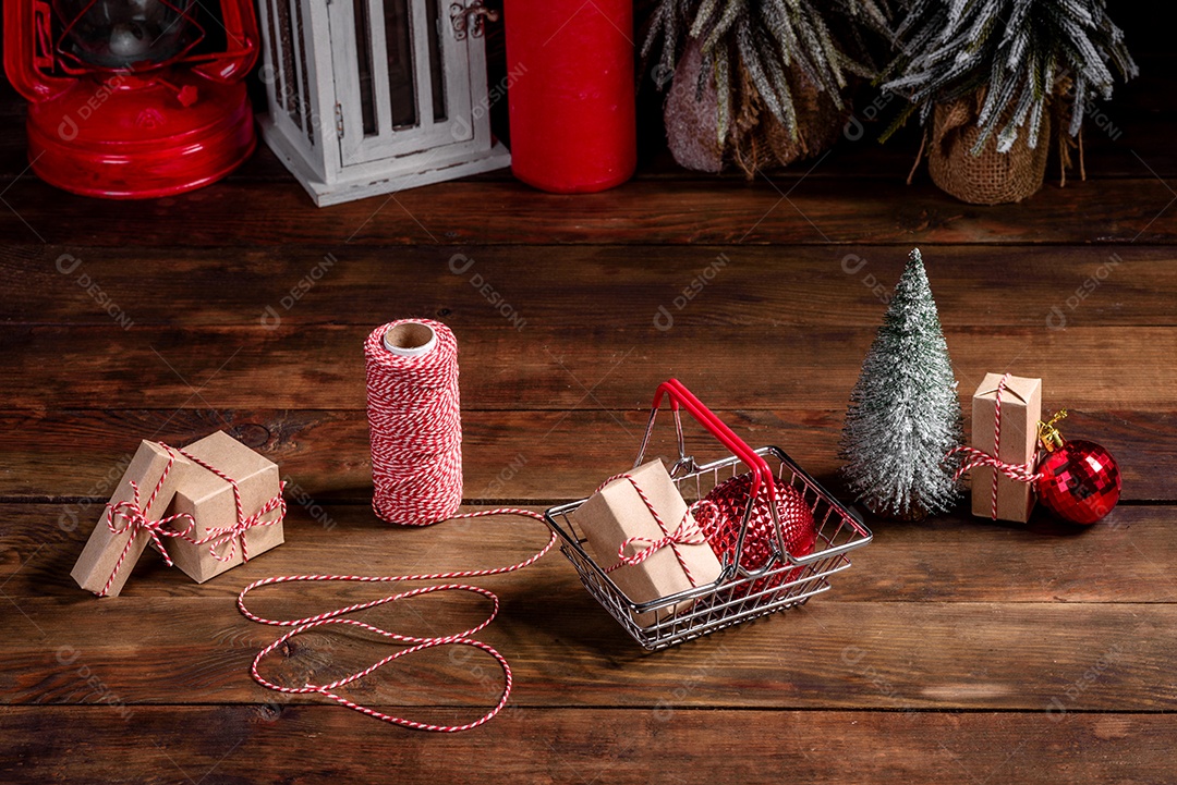 Carrinho de compras com presentes e presentes de Natal.