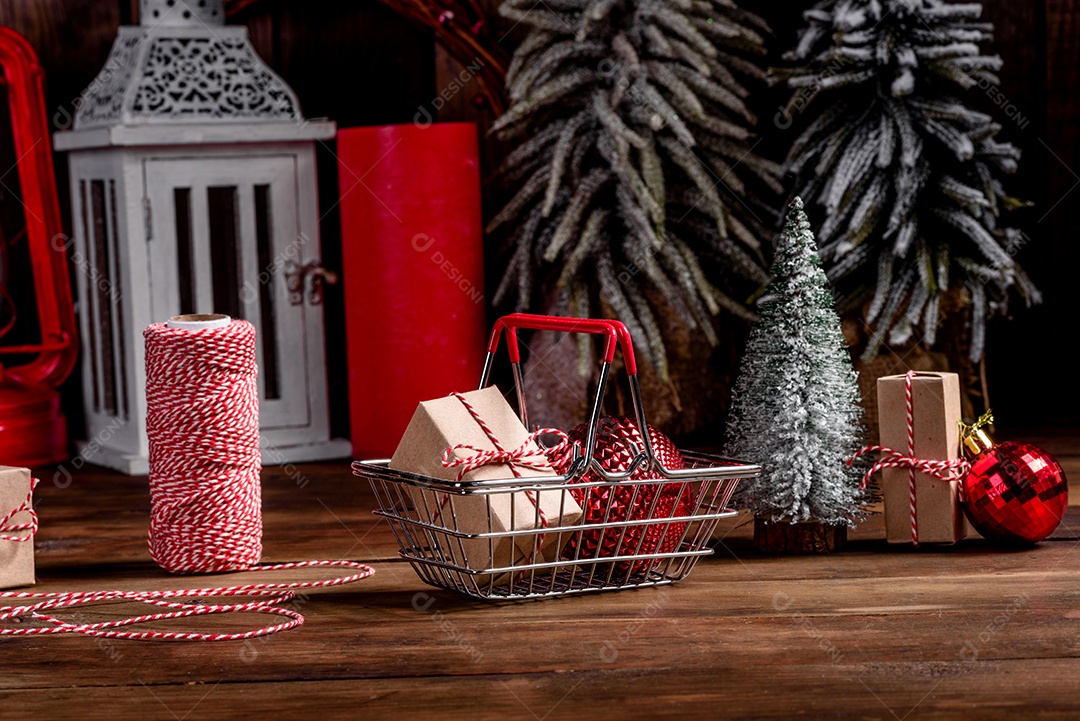 Carrinho de compras com presentes e presentes de Natal.