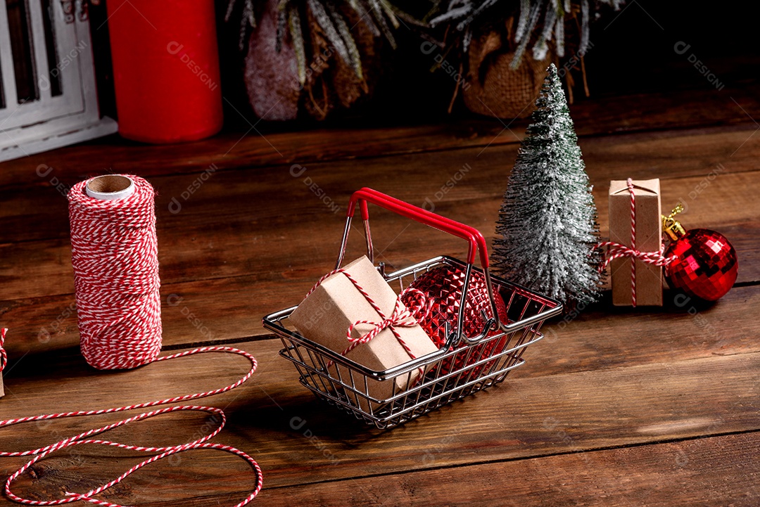 Carrinho de compras com presentes e presentes de Natal.