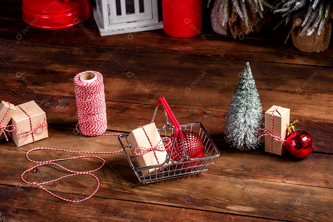 Carrinho de compras com presentes e presentes de Natal.