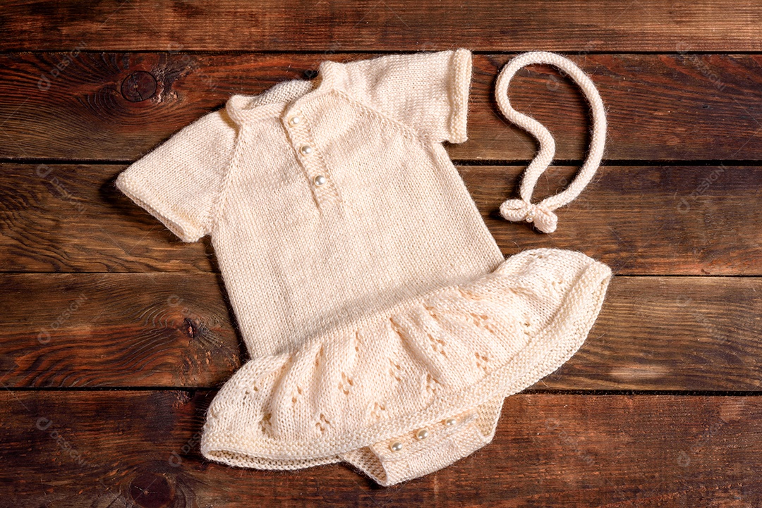 As roupas infantis de malha são brancas em lã natural. presentes de Natal