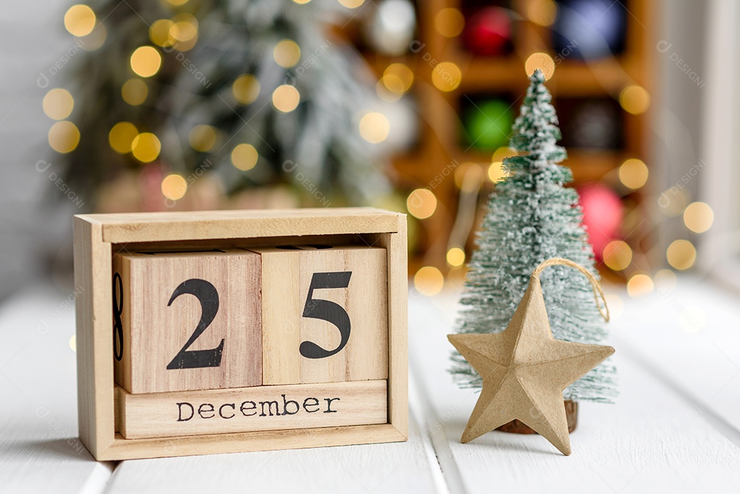 Lindas decorações de Natal multicoloridas sobre uma mesa de madeira clara com guirlandas e árvores de Natal ao fundo.