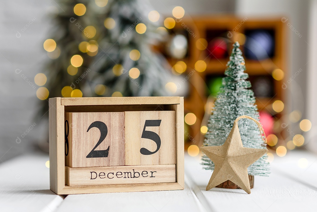 Lindas decorações de Natal multicoloridas sobre uma mesa de madeira clara com guirlandas e árvores de Natal ao fundo.