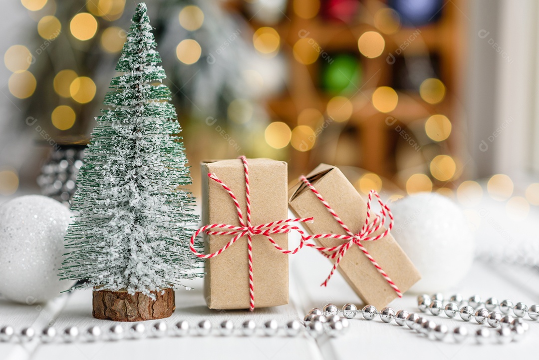 Lindas decorações de Natal multicoloridas sobre uma mesa de madeira