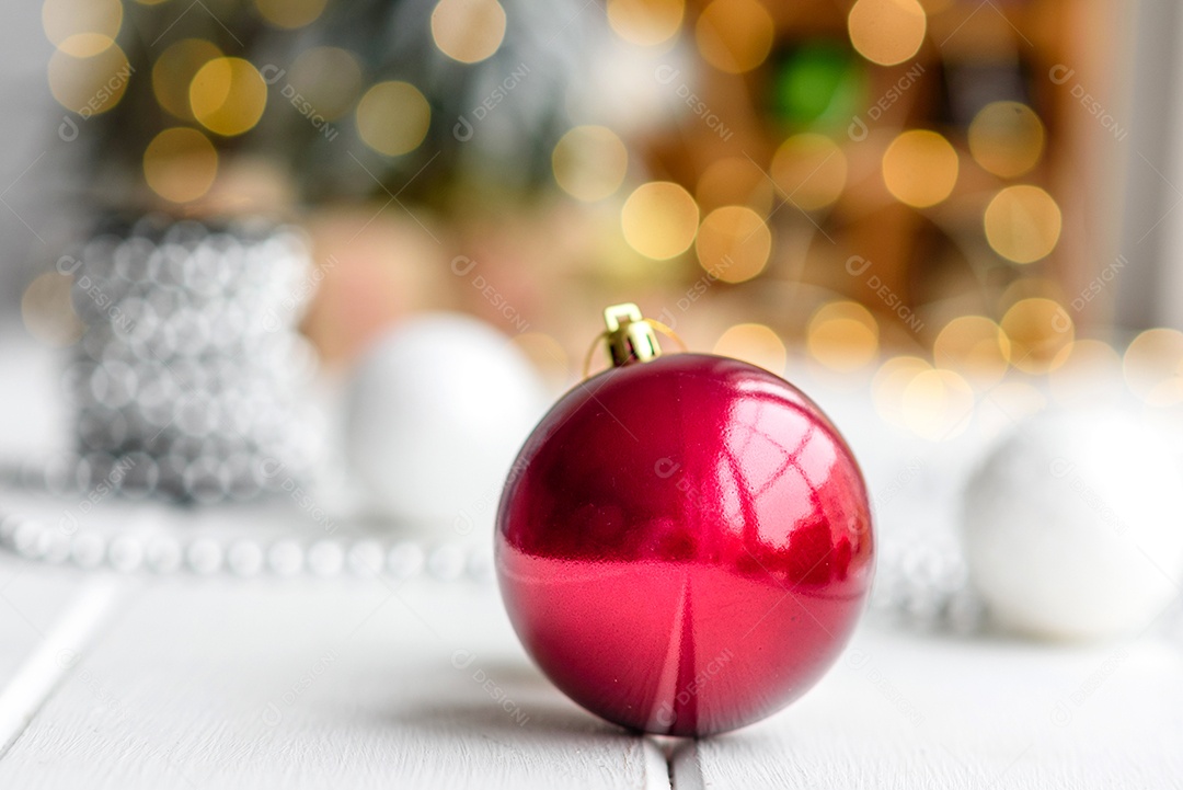 Lindas decorações de Natal multicoloridas sobre uma mesa de madeira