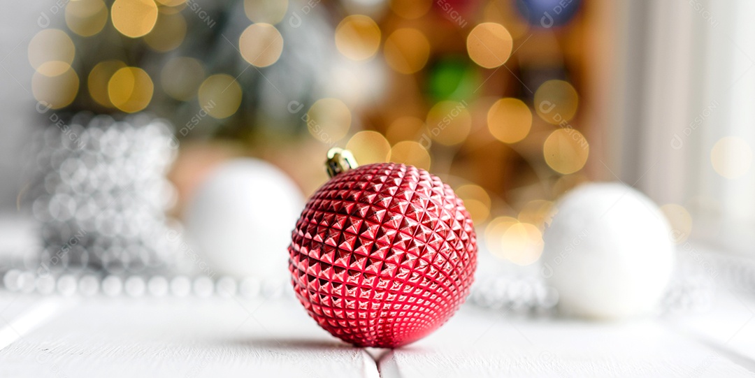 Lindas decorações de Natal multicoloridas sobre uma mesa de madeira