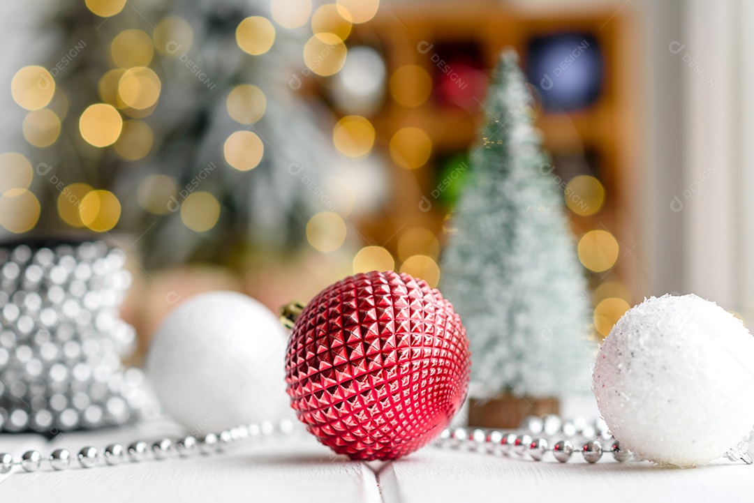 Lindas decorações de Natal multicoloridas sobre uma mesa de madeira